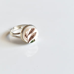 Broken China Adjustable Ring - Brown and White Leaf