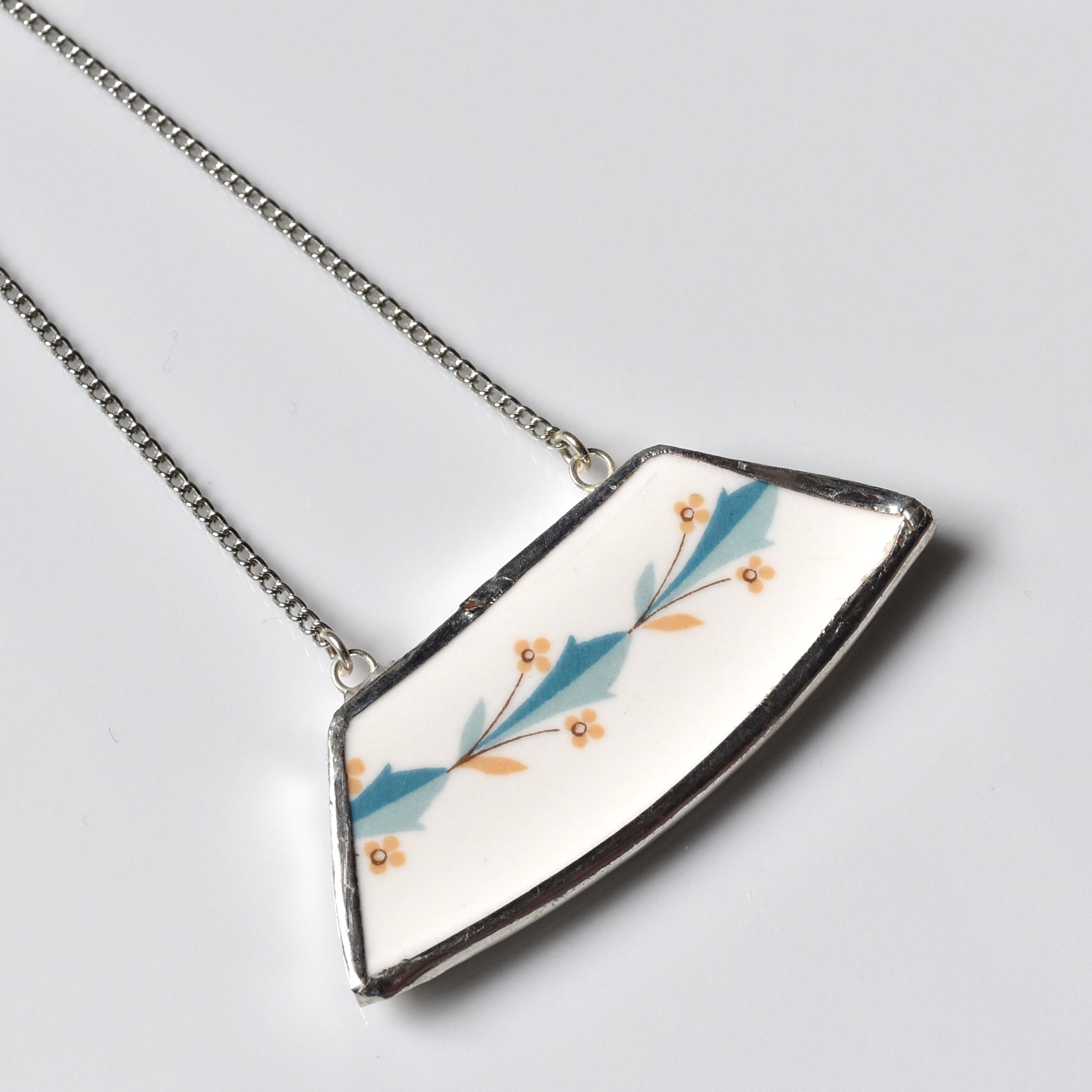 洋書 JEWELLERY Wide Rim Broken China Jewelry Necklace - blue and yellow